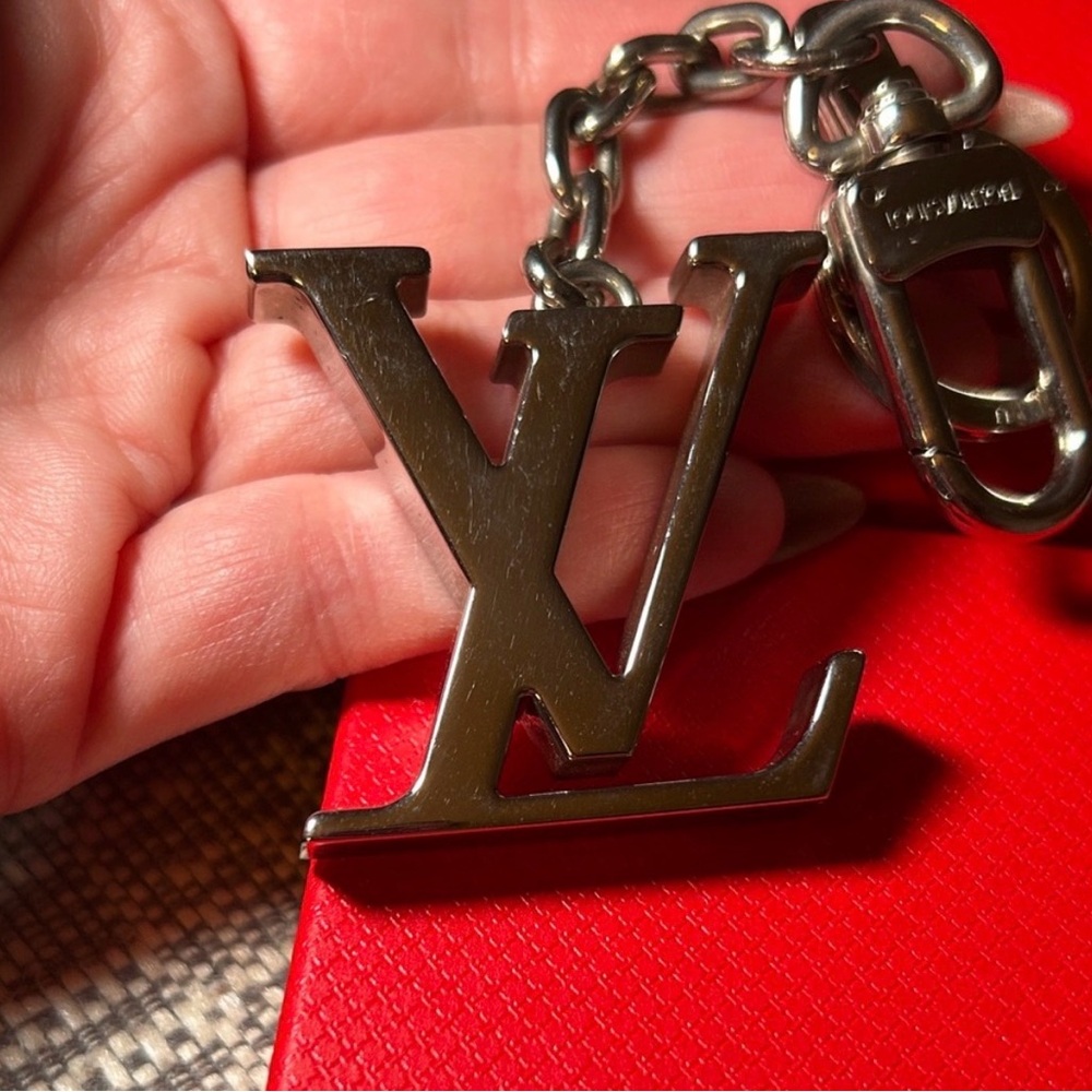 LOUIS VUITTON Initiales Louis Vuitton Bag Charm Key Holder Keychain + COA - Picture 2 of 8